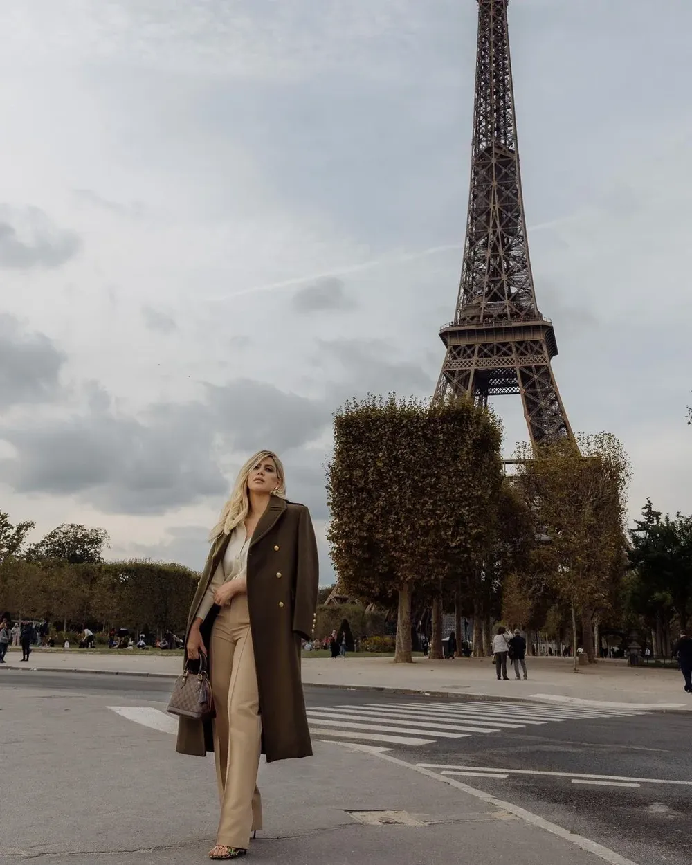 Wanda Nara con la Torre Eiffel.