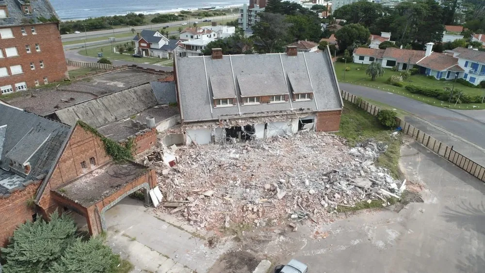 La primera etapa del proyecto consistirá en excavar y contener la arena, indicó