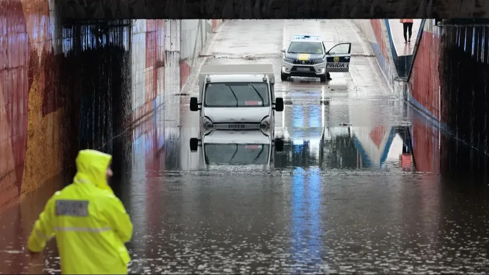Las lluvias de la madrugada han anegado calles en la Comunidad Valenciana.