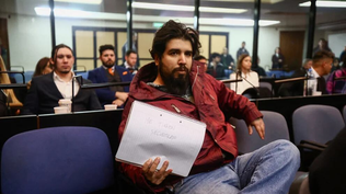Fernando Sabag Montiel en el inicio del juicio mostró un cartel de Me tienen secuestrado.&nbsp;