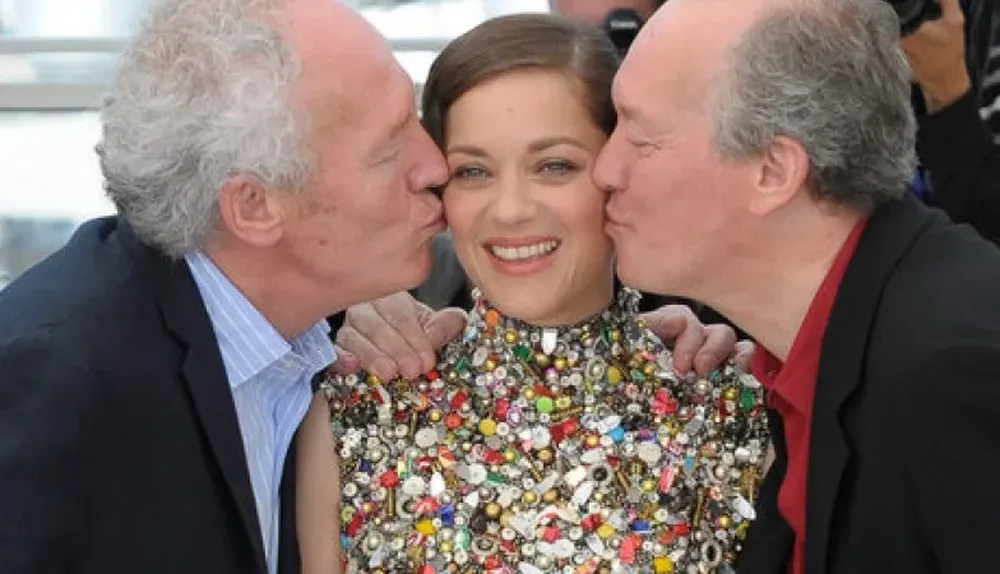 Marion Cotillard besada por los hermanos Dardenne, quienes la dirigieron en Dos días, una noche