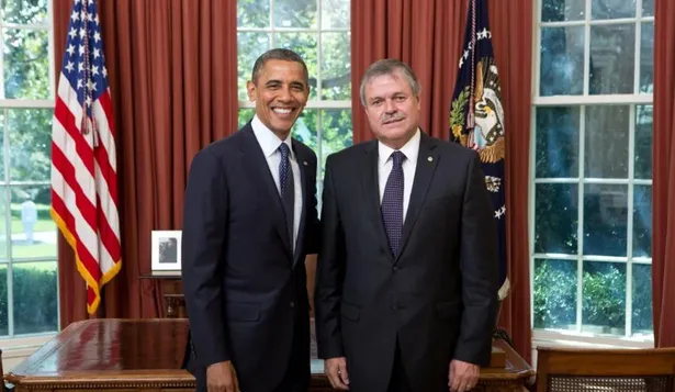 El embajador Carlos Pita con el presidente Barack Obama en el Salón Oval