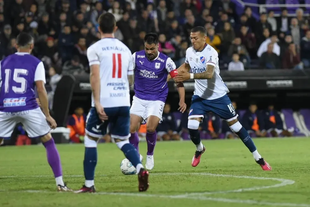 Guille De Los Santos en el partido contra Nacional del Apertura