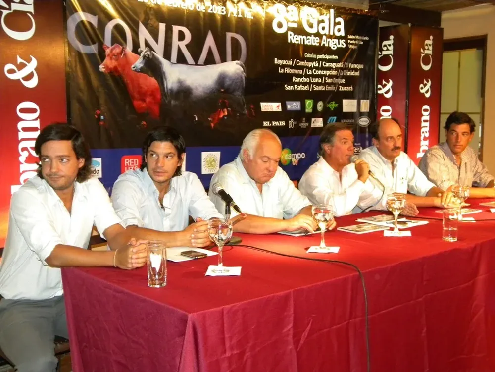 Integrantes de Zambrano & Cía y de la Sociedad de Criadores de Angus del Uruguay
