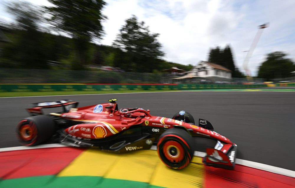 Carlos Sainz, lejos en la primera práctica.