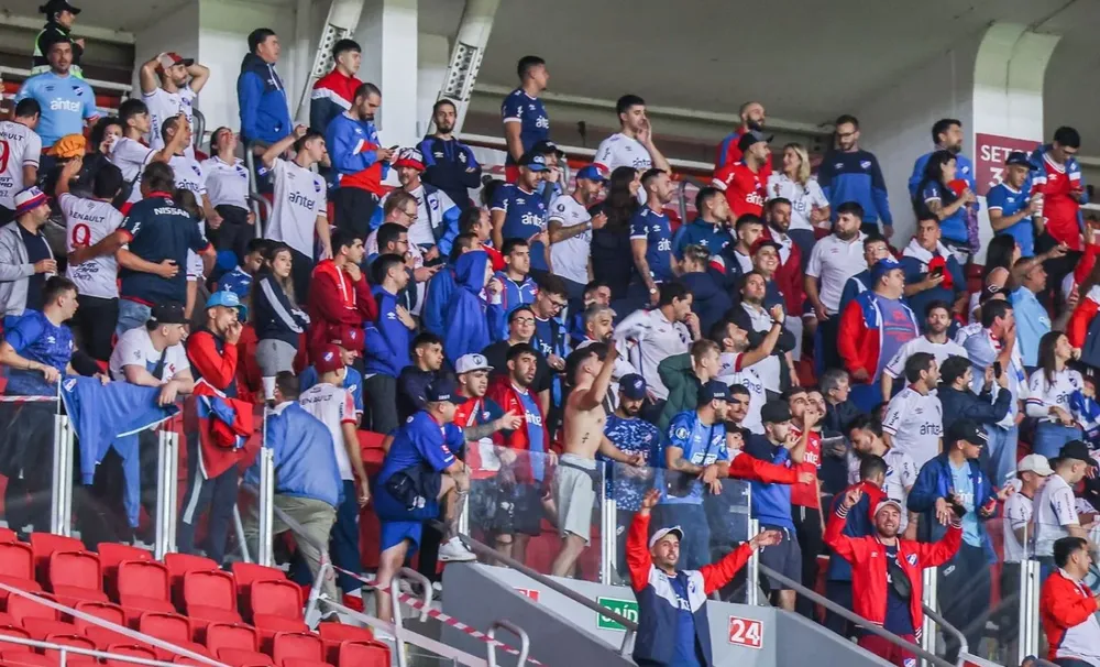 Los hinchas coparon la tribuna visitante: más de 2.000