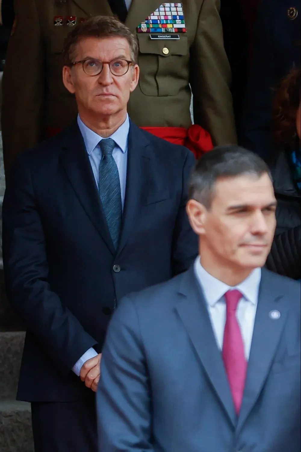 - El presidente del Gobierno, Pedro Sánchez y el líder del PP, Alberto Núñez Feijóo presencian el desfile de tropas tras la solemne apertura de la XV Legislatura