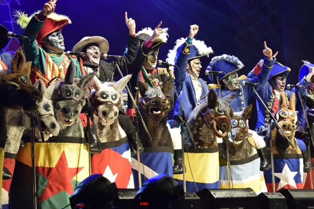 Debutarán dos murgas, una comparsa y humoristas.