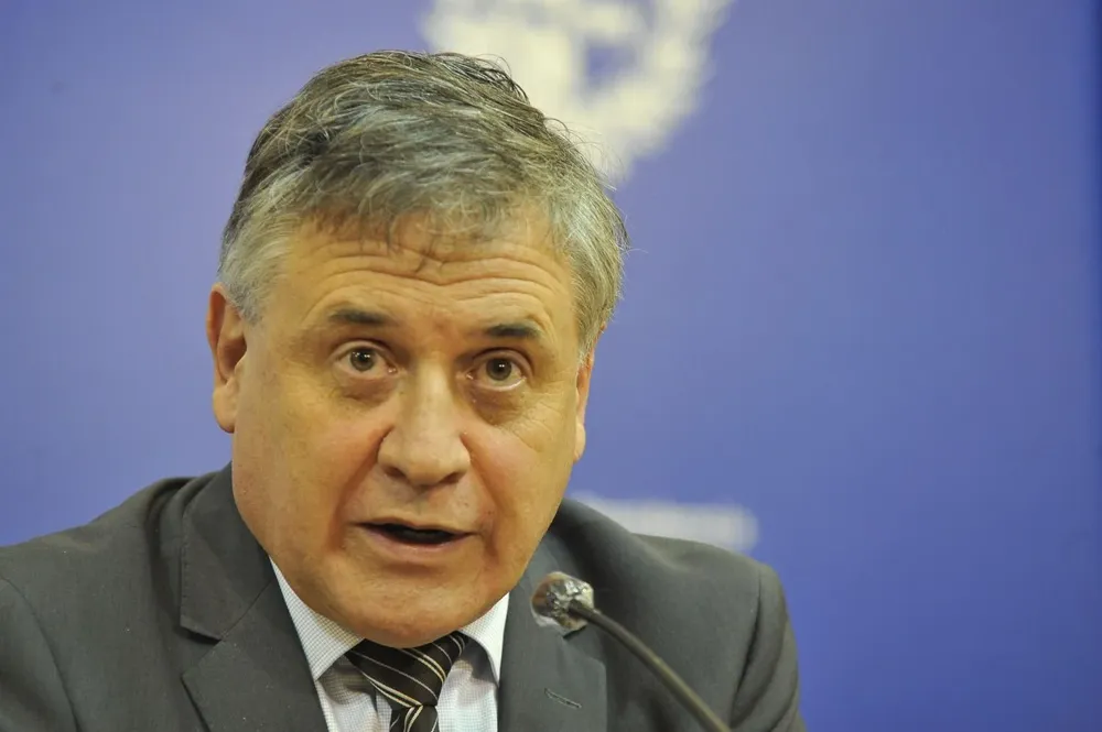 Ministro de Industria fue el Parlamento, que analiza proyecto para cerrar el consorcio.