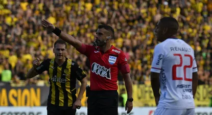 El último clásico Peñarol vs Nacional en el Campeón del Siglo; arbitró Ferreyra y aparecen en la imagen Cristóforo y Zalaba