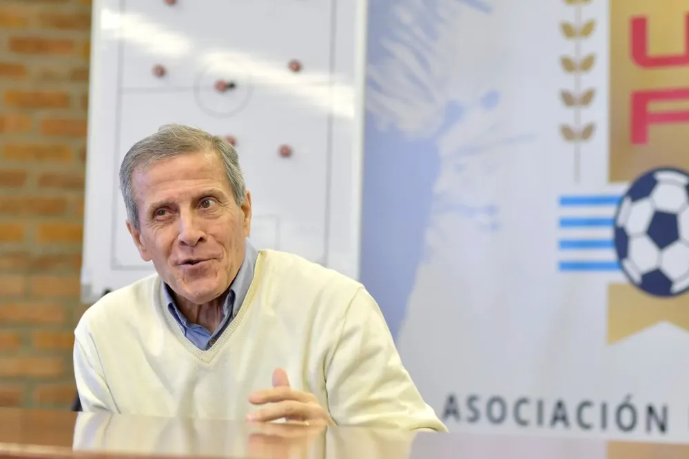 Hace 12 años Tabárez descubrió la línea de tres defensas para ganarle a Paraguay