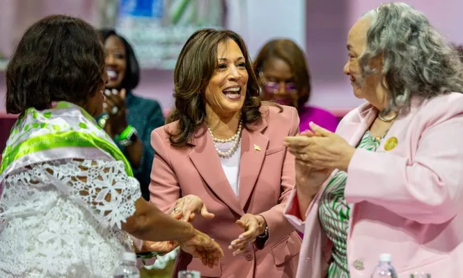 Kamala Harris se unió a las Alpha Kappa Alpha (AKA), quienes se identifican con el rosa y el verde, en 1986, cuando estudiaba en la Universidad de Howard.