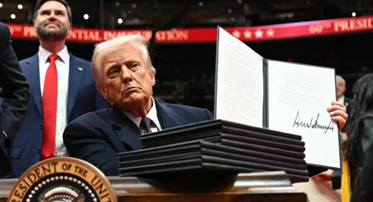 Donald Trump firma decretos en el despacho oval de la Casa Blanca