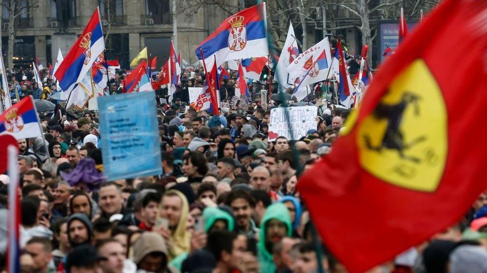 En las protestas en Serbia también se han visto diferentes diseños de banderas de Ferrari