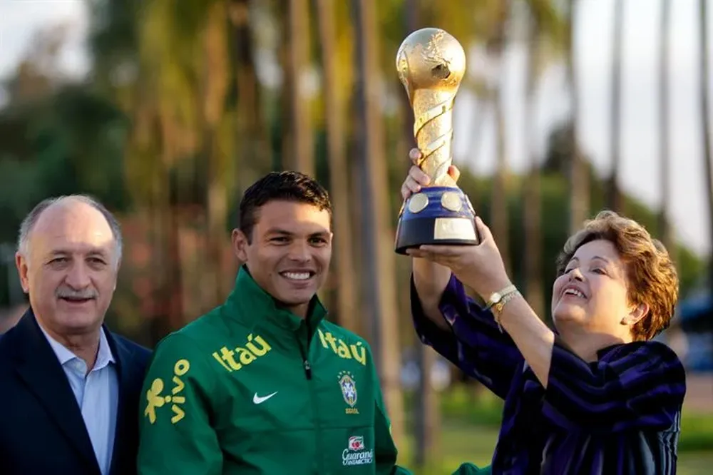 Brasil- Dilma Rousseff levanta la el trofeo de la Copa Confederaciones junto a Thiago Silva y a Filipao Scolari