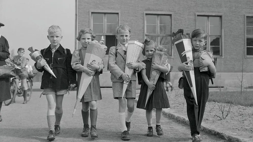 Después de que Alemania se dividió, las familias continuaron la tradición del cono escolar, como estos niños en el sector americano de Berlín en 1952.