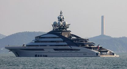 El lujoso yate de múltiples cubiertas, valorado en más de US$500 millones, navegó a través de la vía marítima del Golfo durante el fin de semana.