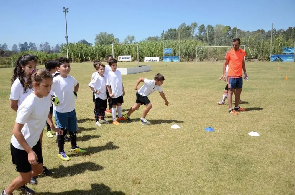 Chiara (izq.) junto a otros niños que participaron del Campus de Valencia en Montevideo