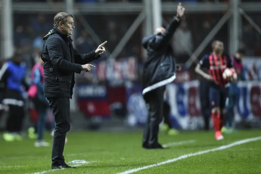 Diego Aguirre y, más atrás, Alfredo Arias