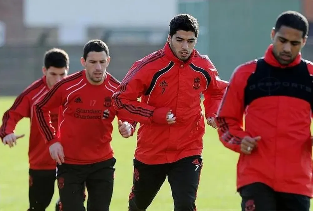 Luis Suárez y detrás Maxi Rodríguez.