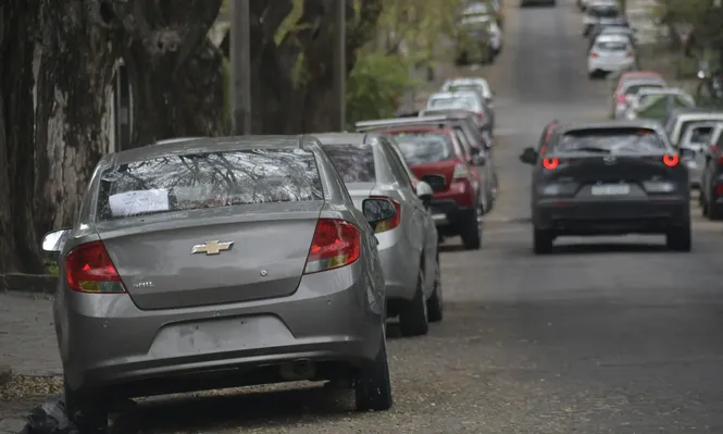 Autos en las calles de Montevideo