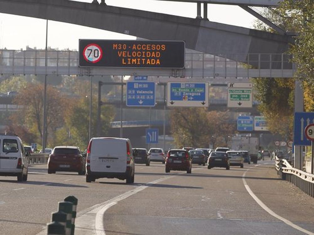 Circulación de vehículos por la M-30. EFE