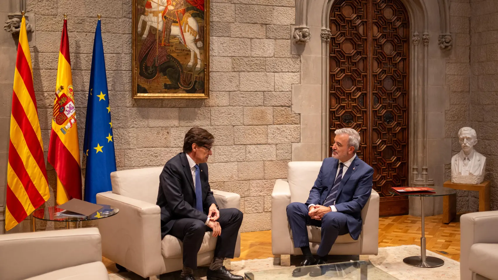 La senyera, la bandera de España y la de la Unión Europea, en la reunión de Illa y Collboni