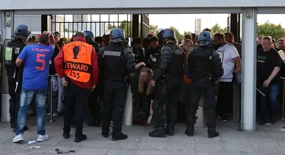 El inicio de la final entre Real Madrid y Liverpool se retrasó más de 30 minutos por problemas de acceso de aficionados al estadio.