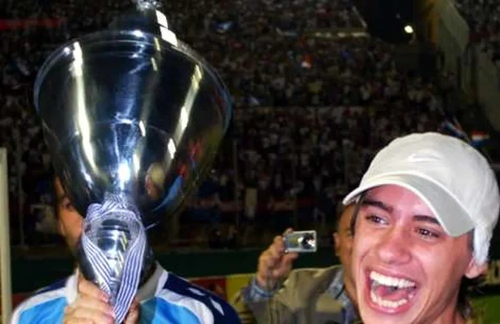 Matías Cabrera con la copa.