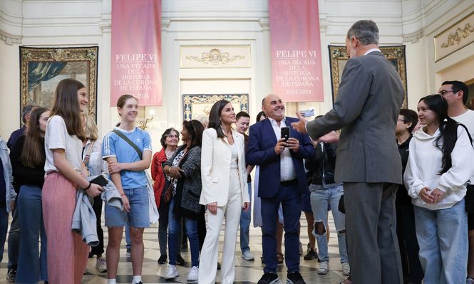 El Rey Felipe VI (2d) y la Reina Letizia (c) durante la inauguración de la exposición Felipe VI 2014 –2024. Una década de historia de la Corona de España