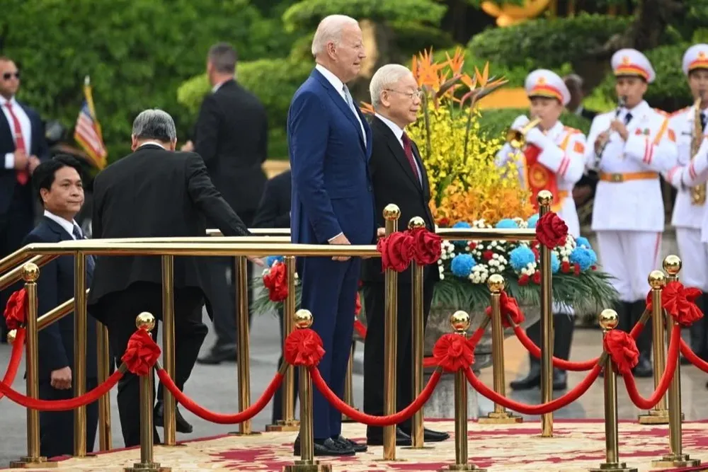 El presidente Joe Bien junto al secretario general del Partido Comunista de Vietnam, Nguyen Phu Trong