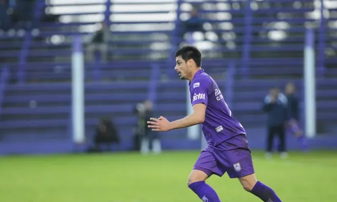 Guillermo De los Santos terminó lesionado en la rodilla