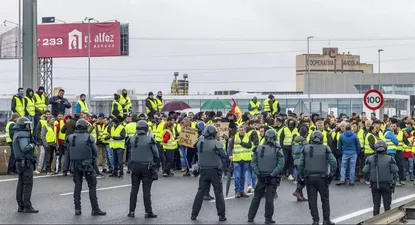 Agricultores burgaleses cortan la A1 en la entrada de Burgos capital este viernes, cuarto día consecutivo de protesta de los agricultores en toda España