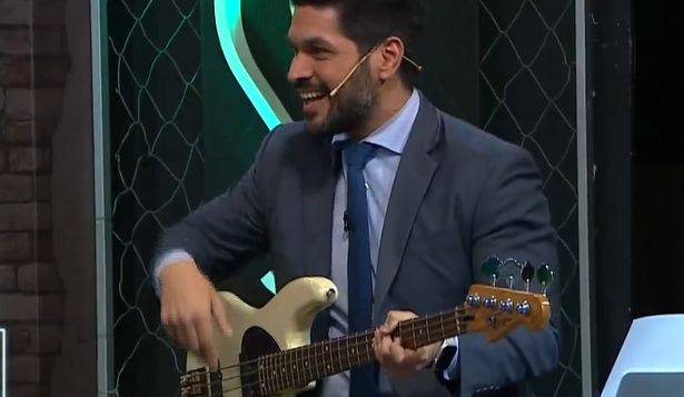 Andrés Ojeda con el bajo en Santo y Seña