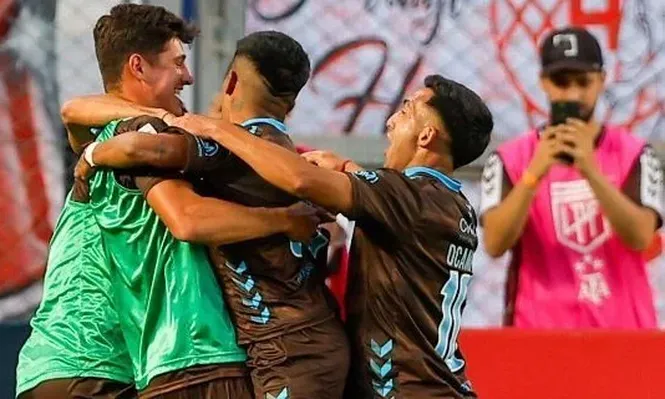 Platense avanzó por penales