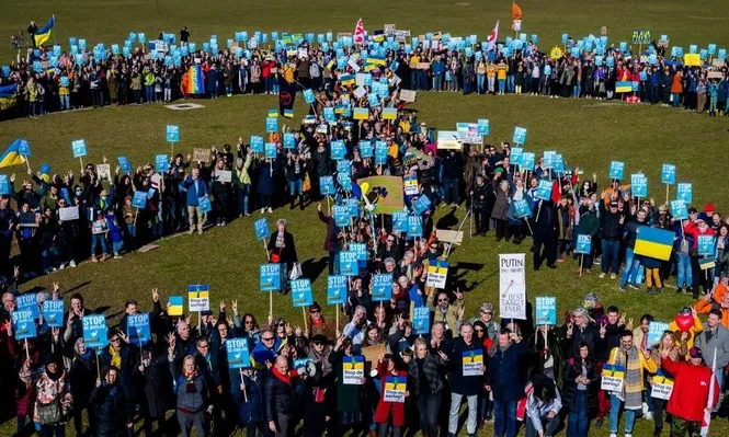 Manifestantes se reúnen bajo el lema ¡Alto a la guerra!; protesta tras la invasión rusa, en el Koekamp de La Haya, este sábado