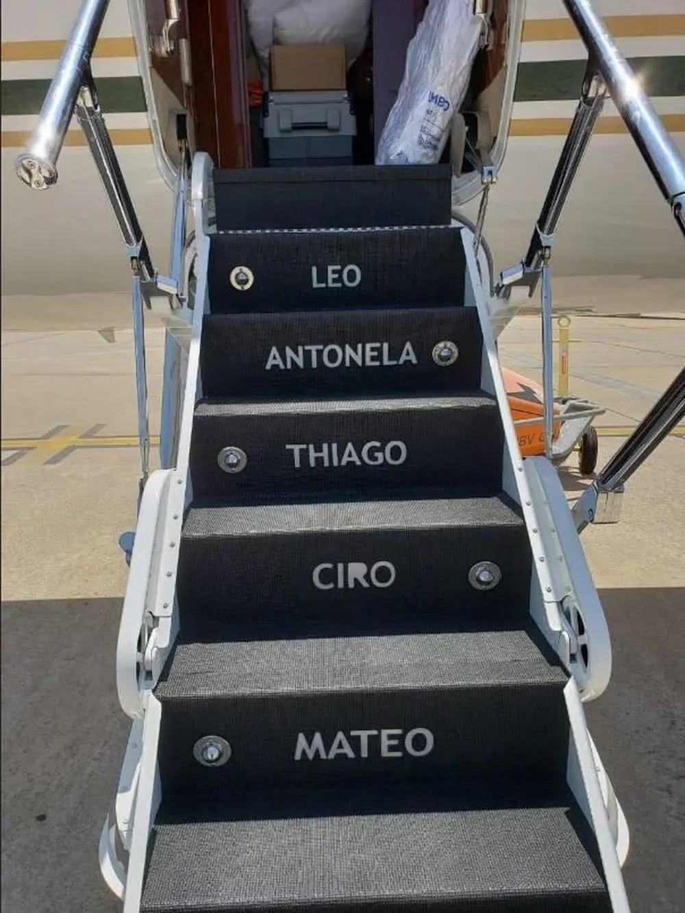messi-avion-2.webp