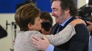 El presidente Javier Milei y la directora gerente del Fondo Monetario Internacional, Kristalina Georgieva en la cumbre del G7 en Bari, Italia