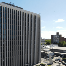 El edificio que se construyó como símbolo de poder en Uruguay y fue parte de un proyecto urbanístico que nunca se concretó