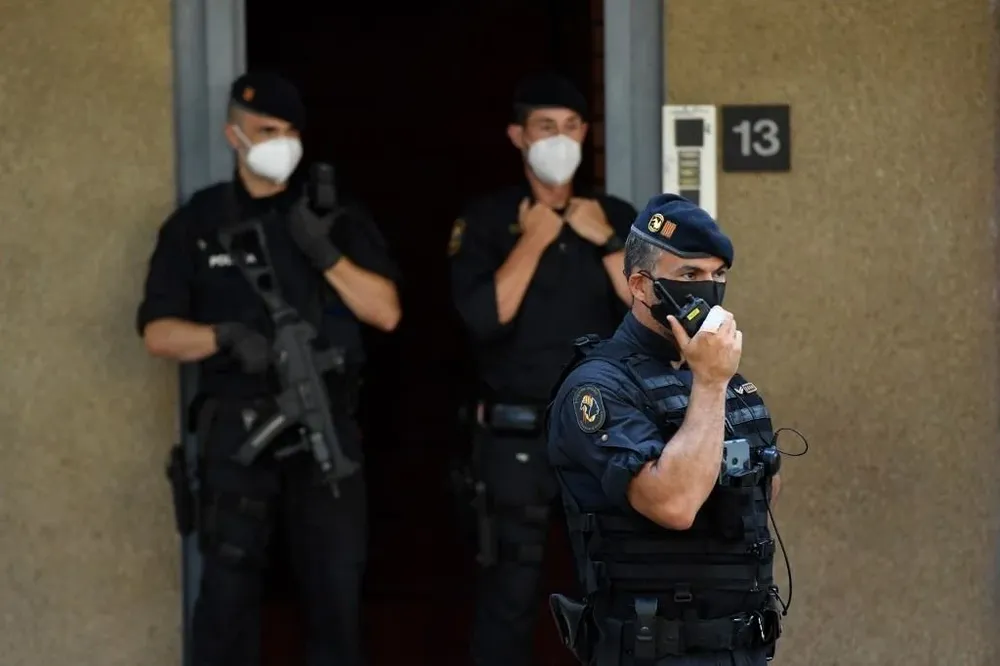 Mossos dEsquadra, la policía autónima de Barcelona, durante una operación antiterrorista este martes