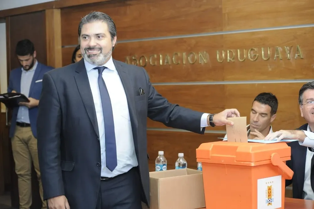 En las últimas elecciones de la AUF, en marzo de 2019, vota Gastón Tealdi como delegado de Peñarol en la mesa que integraron Andrés Scotti, Pedro Bordaberry y Armando Castaingdebat