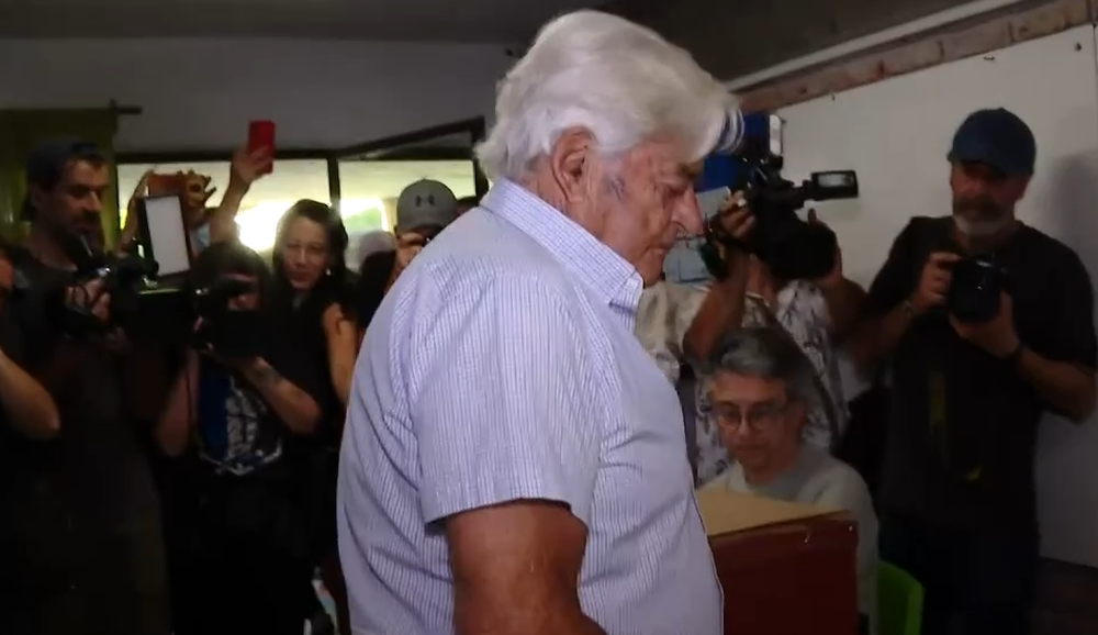 Luis Alberto Lacalle Herrera votando en el balotaje