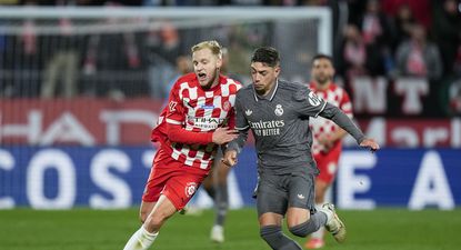 El centrocampista del Real Madrid Fede Valverde (d) lucha con Donny van de Beek, del Girona