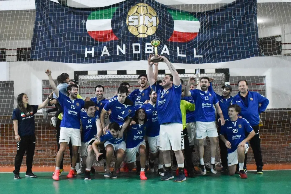 Nicolás Fabra levanta la Copa: Scuola campeón del Clasificatorio