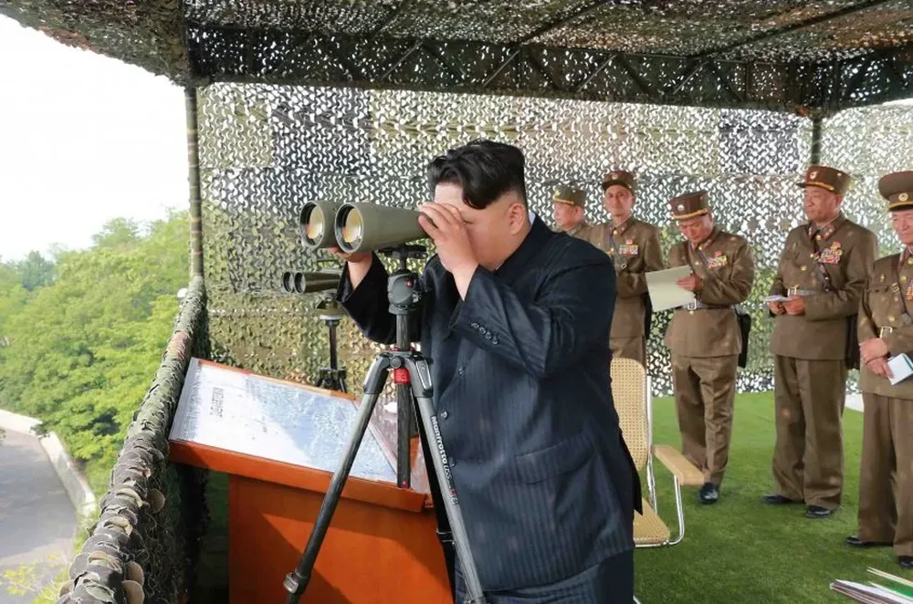 Kim Jong-Un inspeccionando al personal de artillería. Imagen divulgada por la oficina de prensa norcoreana