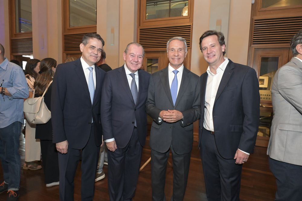 El director de Strategic External Affairs de Microsoft Daniel Korn, el presidente de la Fundación Taeda Mario Montoto, el embajador argentino en Montevideo Alan Beraud y Juan Lavista, Corporate Vice President de Microsoft y director del laboratorio IA For Good