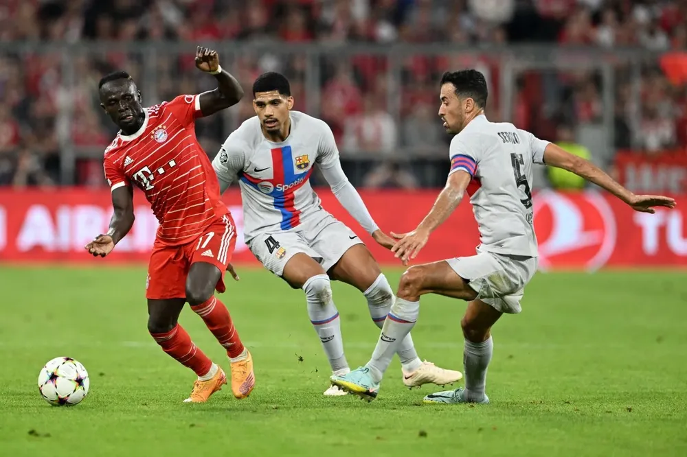 Ronald Araujo ante Sadio Mane