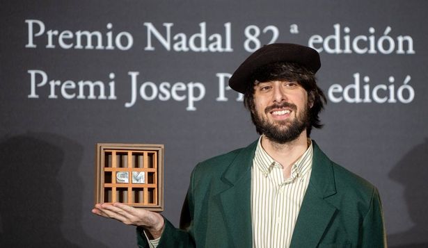 El escritor David Uclés con el premio Nadal a su novela.