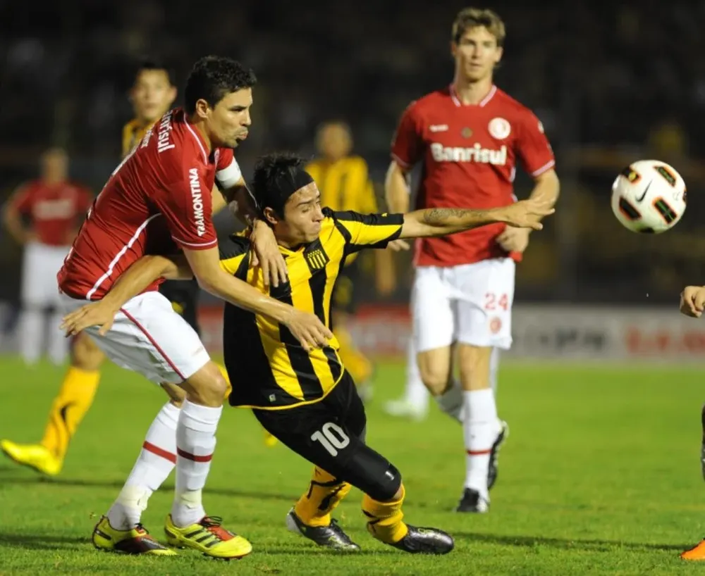 Martinuccio lucha por la pelota