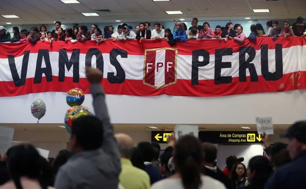 Los hinchas de Perú en el aeropuerto de Lima